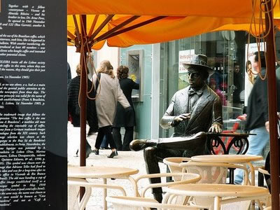 Lisbon shopping: Rua Garrett Pessoa in bronze
