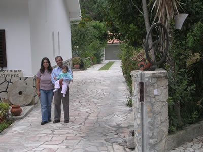 Meco cootages and rooms for rent Maria Jose Nuno and baby Marianne