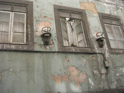 Lisbon Mouraria houses falling into ruins