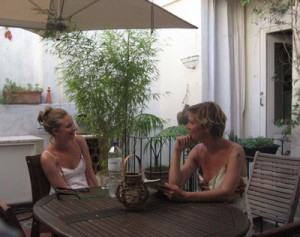 Lissabon Mouraria Maartje en Guusje Kouwenberg aug 2011